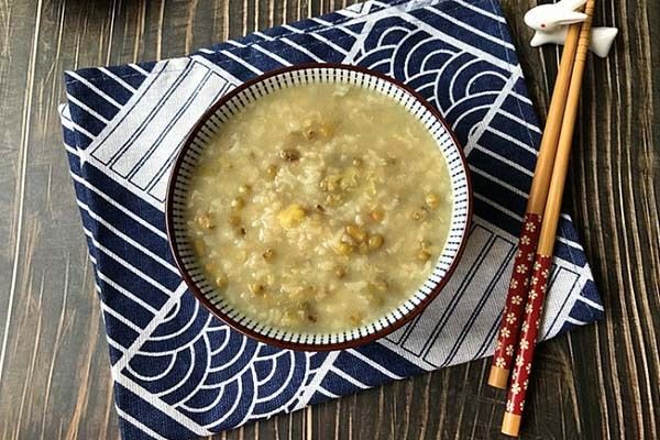 3 bước để có nồi cháo đậu xanh nóng hổi tại nhà