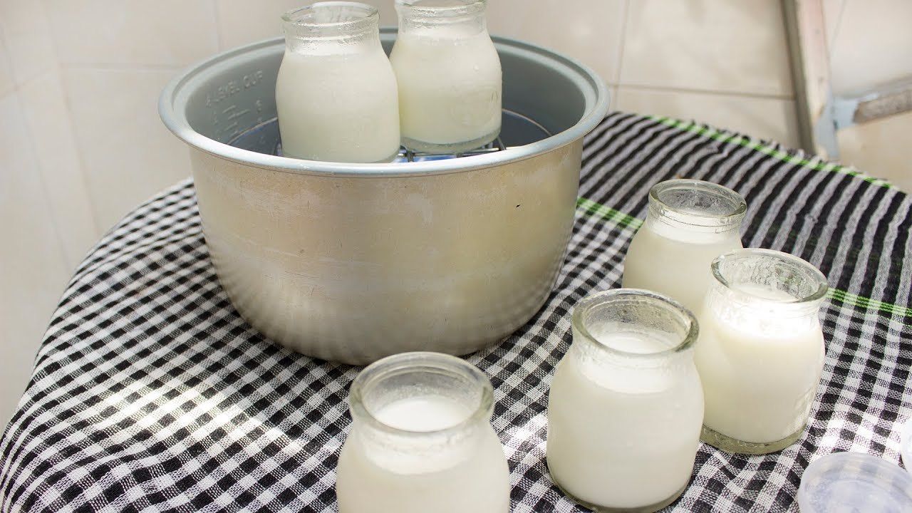 chia sữa chua phô mai vào từng hũ thủy tinh