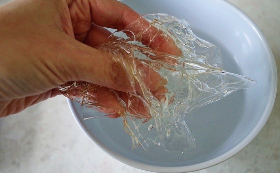 Cho bột gelatin vào nước ngâm mềm