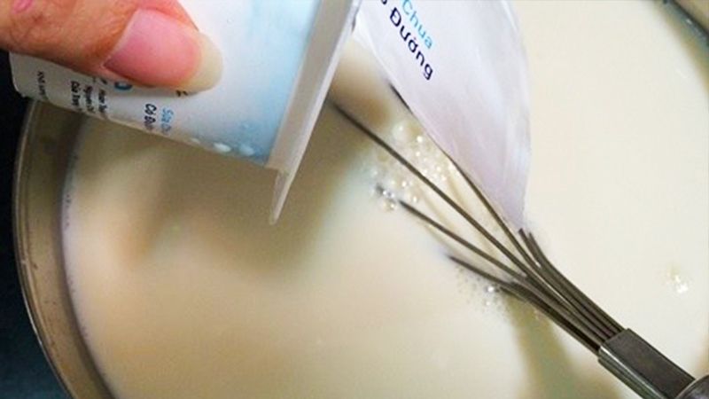 Cho hũ sữa chua men cái vào hỗn hợp