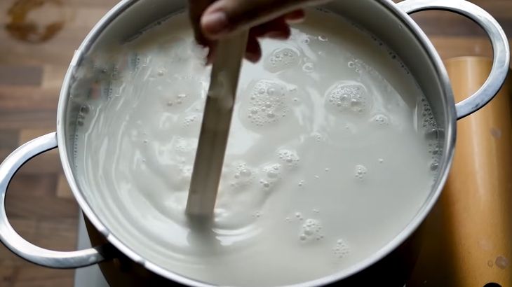 Cho sữa đặc và sữa tươi vào nồi, khuấy đều