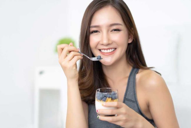 sữa chua nếp cẩm như là thực phẩm giúp cải thiện làn da