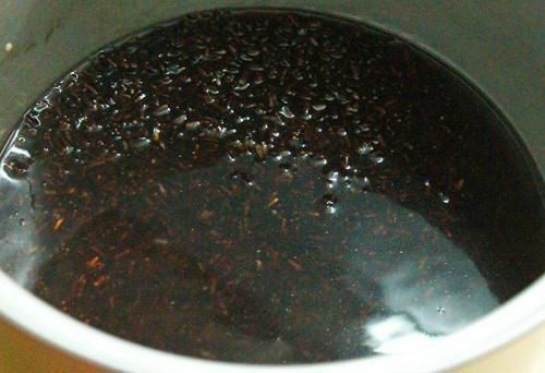 Cho tất cả gạo nếp cẩm ra thau lớn rồi vo sạch từ 2 - 3 lần