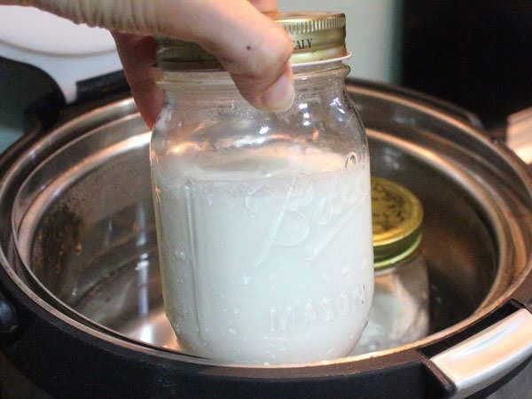 Sau khi thấy hỗn hợp yaourt đã mịn cho chúng vào một cái hũ sạch