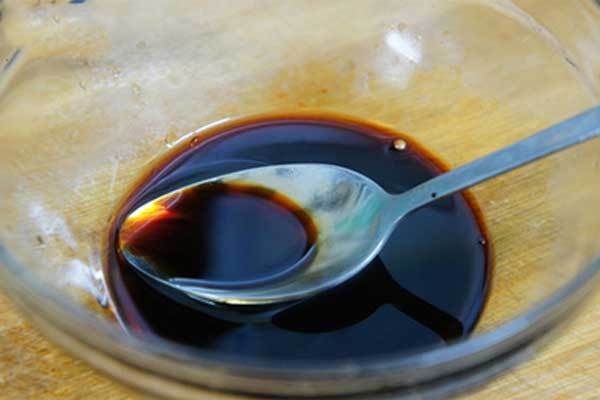 Trộn nước tương, mật ong vào bát để làm gia vị cho món gà nướng làm bằng nồi cơm điện