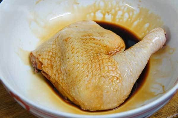 Ướp gà và để vào tủ lạnh hơn nửa tiếng để làm món gà nướng bằng nồi cơm điện