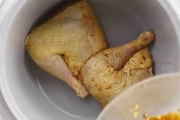 Đặt gà vào nồi cơm để làm món gà nướng bằng nồi cơm điện