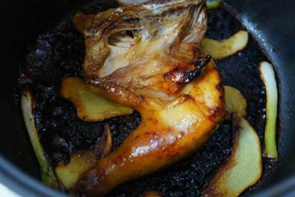 Món gà nướng bằng nồi cơm điện sắp xong rồi! Bạn trở mặt gà cho chín hẳn phần còn lại nào