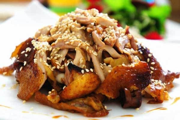 Món gà nướng bằng nồi cơm điện da vàng óng ánh, thơm lừng trông thèm chưa nào
