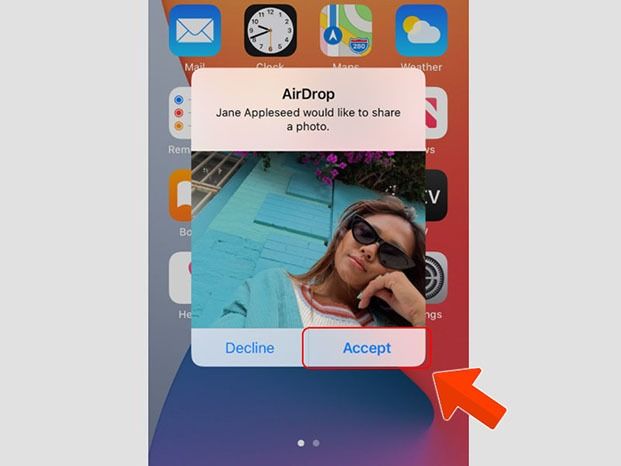 Chọn Accept để nhận file từ Airdrop