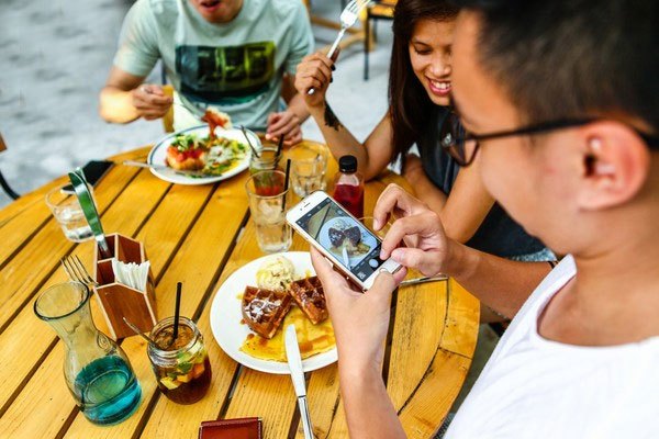 takingpicturebeforeeating-7