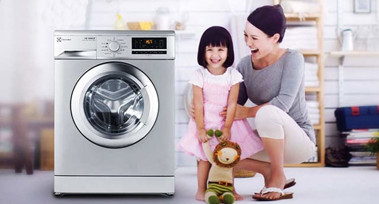 ban-da-chon-cho-may-giat-nguoi-ban-giat-tay-dong-hanh-dung-chua-0