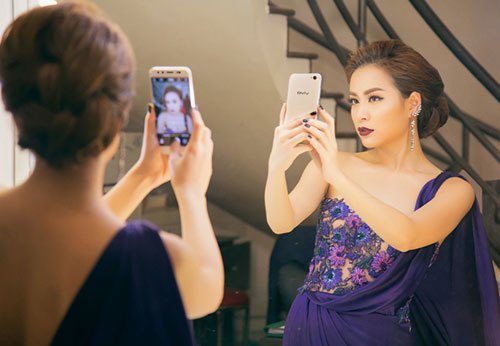 Hoàng-Thuỳ-Linh-dùng-smartphone-avt