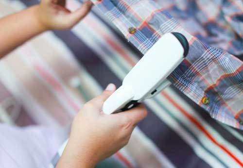 Những cách làm thẳng quần áo không cần bàn là