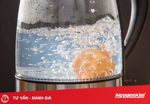 Có nên dùng bình đun siêu tốc để luộc trứng hay không?