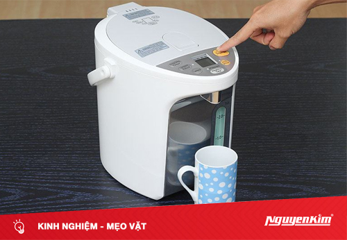 Các cách thức rót nước trên bình thủy điện