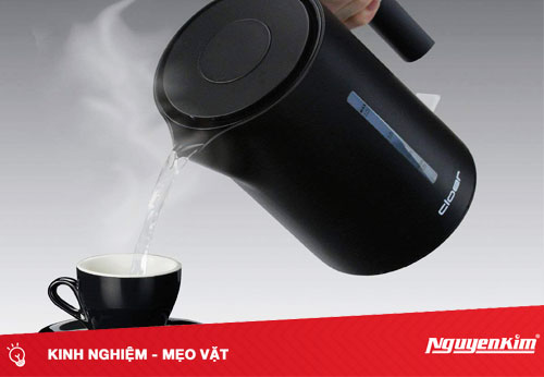 Cẩn thận với hiểm họa tiềm ẩn từ nước thừa trong bình đun siêu tốc