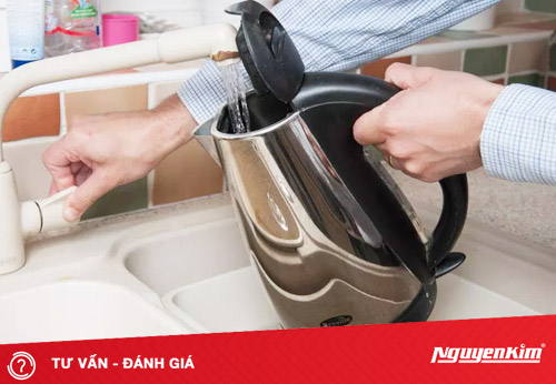 Làm sạch bình siêu tốc nhanh chóng bằng các nguyên liệu rẻ tiền