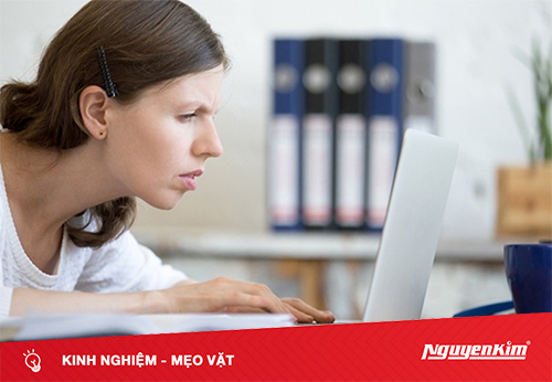 Cách xử lý màn hình laptop bị tối để không ảnh hưởng đến sức khỏe