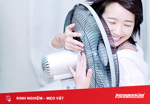 Bỏ ngay 4 thói quen gây hại sức khỏe khi sử dụng quạt mùa nóng