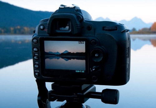 Khi chụp ảnh bạn nên sử dụng kính ngắm hay màn hình LCD?