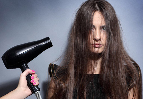Mùa mưa này bạn đã biết cách khắc phục tóc dính bết chưa?