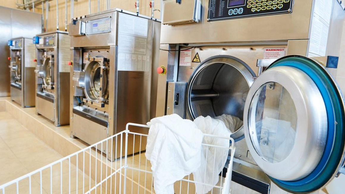 Tại sao không nên mang quần áo đến tiệm giặt ủi?