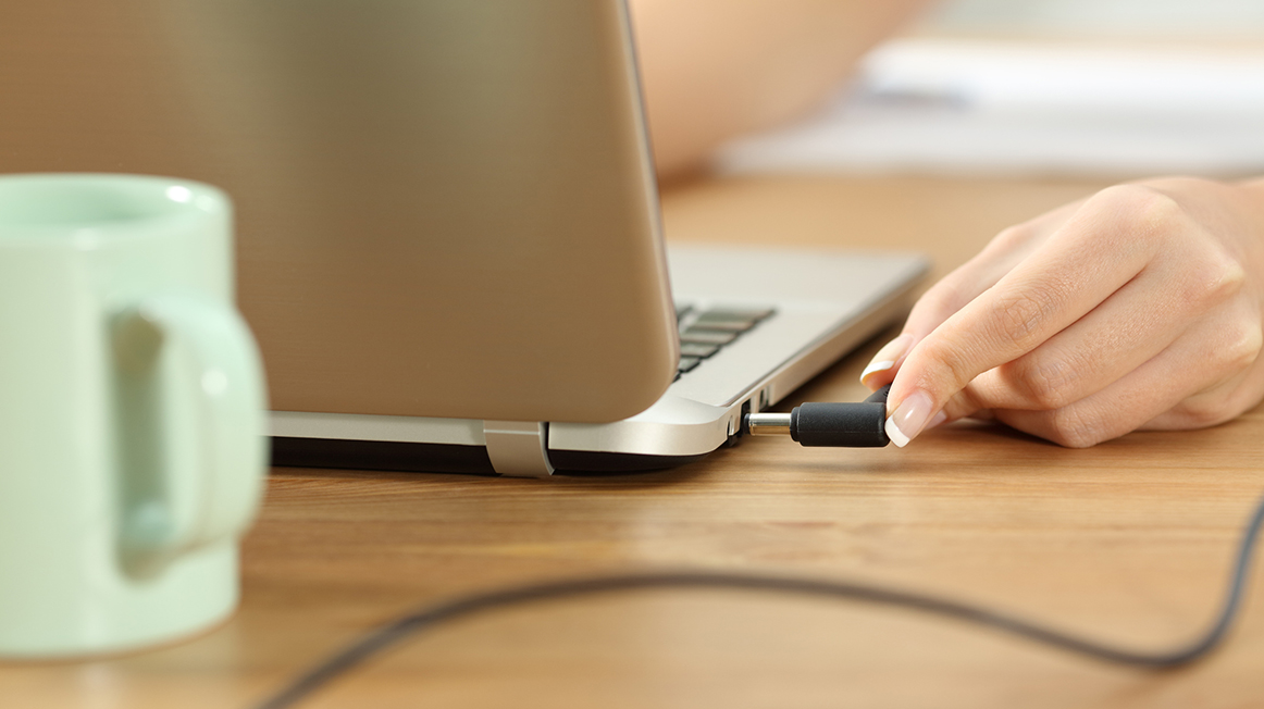 Cách Sạc Pin Laptop An Toàn Và Giữ Cho Thiết Bị Được Bền Lâu