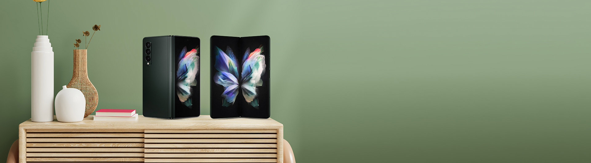 Điện thoại Samsung Galaxy Z Fold 3 256GB Xanh Lá máy mở mặt chính diện