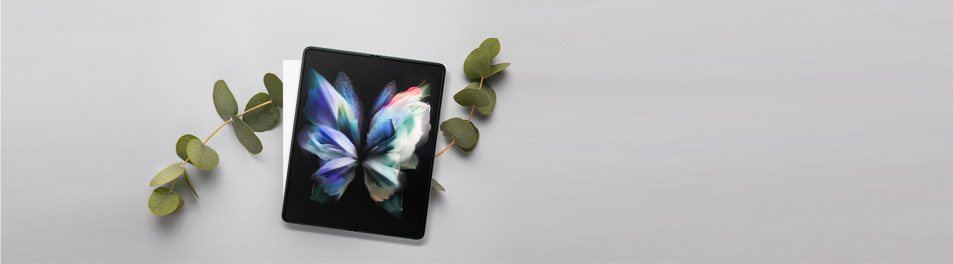 Điện thoại Samsung Galaxy Z Fold 3 256GB Xanh Lá máy mở mặt chính diện