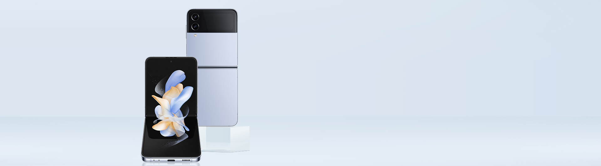 Điện thoại Samsung Galaxy Z Flip 4 5G 128GB Xanh nhạt chính diện