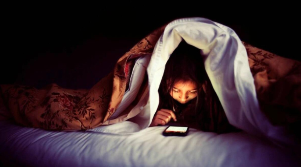 Sử dụng điện thoại trước giờ ngủ gây hại thế nào với sức khỏe bạn?