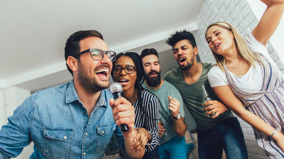 Bí Quyết Chọn Dàn Karaoke Gia Đình Để Khoe Giọng Ca Vào Dịp Tết