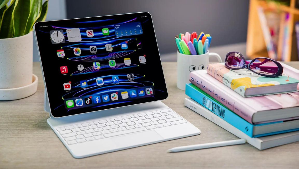 Trên tay là chiếc iPad Pro M2 đẹp không tì vết cùng chức năng vượt trội