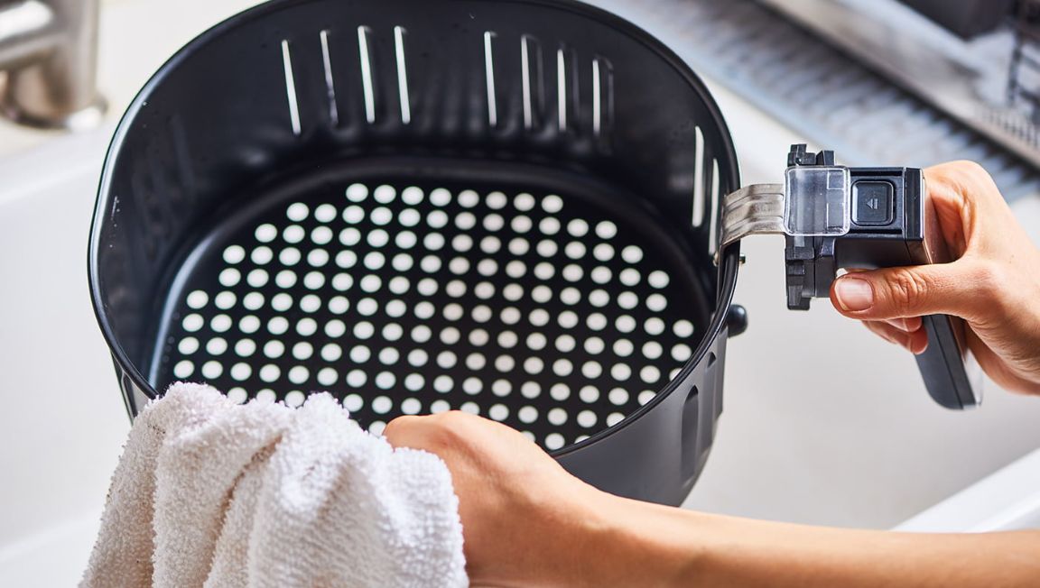 Vệ sinh nồi chiên không dầu đúng cách và những điều bạn cần lưu ý