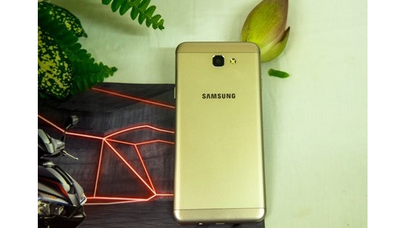 galaxy-j5-prime-thiet-ke-nguyen-khoi-tinh-te-camera-sac-net-song-dong-00