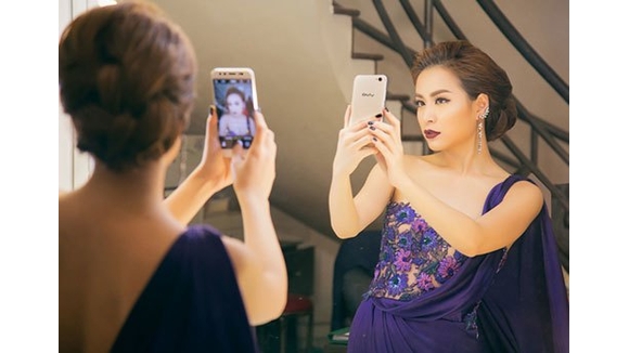Hoàng-Thuỳ-Linh-dùng-smartphone-avt