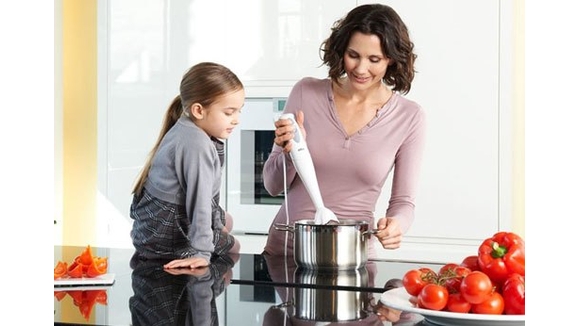 chon-mua-may-xay-sinh-to-cam-tay-nhu-the-nao-moi-dung-00