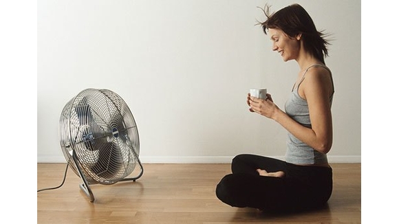Biện pháp bảo vệ sức khỏe khi sử dụng quạt điện vào mùa nóng