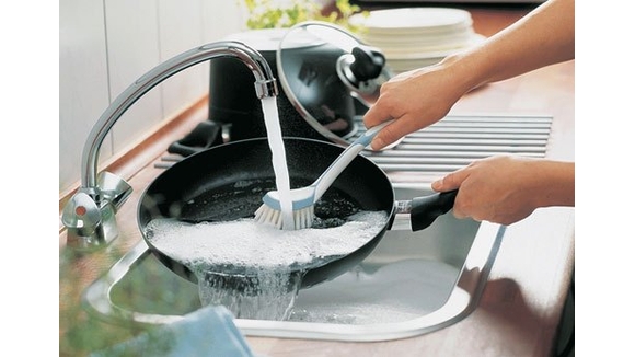Lau chùi chảo dễ dàng không cần nước rửa chén