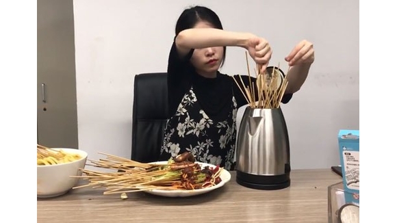 Món xiên que tự làm bằng ấm đun siêu tốc