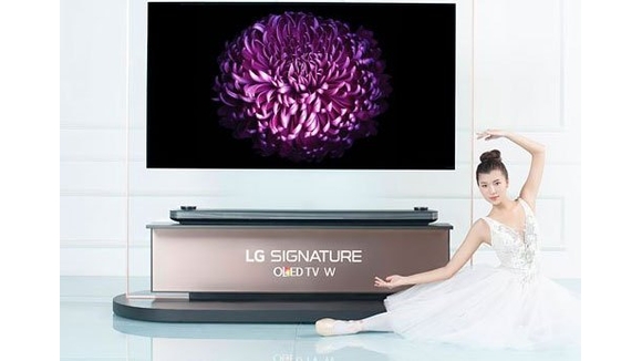 Thí sinh The Face chụp cùng tivi LG OLED Signature W