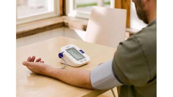 Máy đo huyết áp Omron - món quà sức khỏe hoàn hảo cho bố mẹ