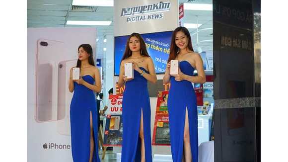 iPhone 8 và 8 Plus thu hút ngày đầu mở bán tại Nguyễn Kim
