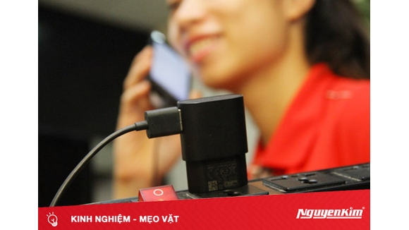 Những nguy hại từ thói quen cắm sử sạc điện thoại kể cả khi không dùng đến