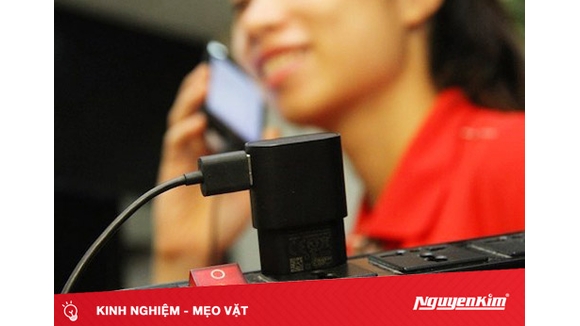 Cẩn thận "bà hỏa" ghé thăm vì thói quen cắm củ sạc trong ổ cắm