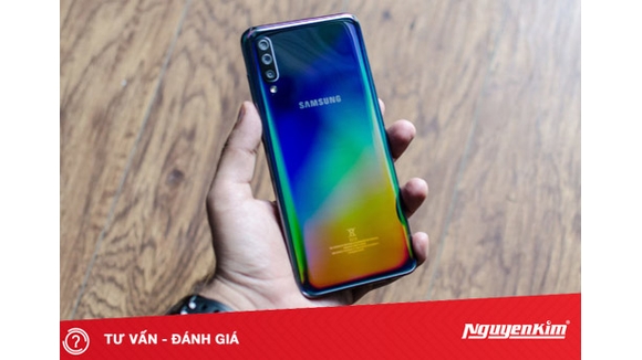 tren-tay-galaxy-a70-doi-thu-dang-gom-trong-phan-khuc-smartphone-tam-trung