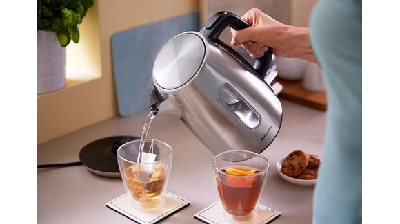 Có nên trút cạn nước trong bình siêu tốc ngay khi vừa đun xong?