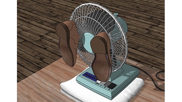 Mẹo làm khô giày nhanh tích tắc trong mùa mưa lạnh