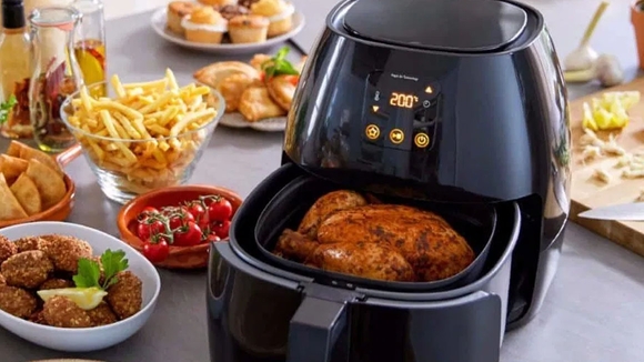 Làm gà rán chuẩn vị KFC tại nhà? Nồi chiên không dầu "cân" tất